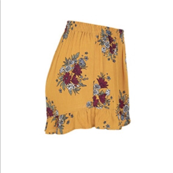 🌀S & L left 🌀 Fun & flirty floral shorts - Picture 5 of 7